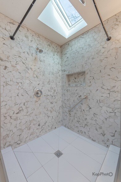 Building Photo - 2029 S Canalport Ave