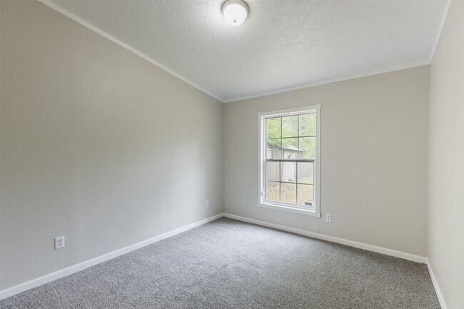 Building Photo - 1520 W Creek Dr