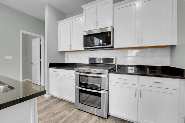 Building Photo - $2,500 - 3 Bed, 2.5 Bath Townhome with Central AC, and In Unit Laundry!