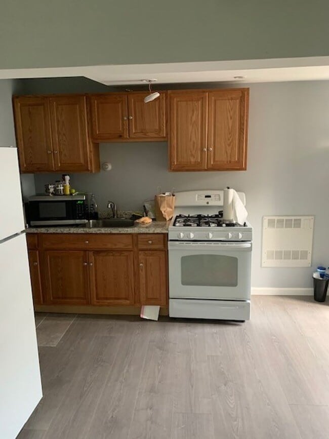 Building Photo - Charming 1 Bedroom, 1 Bath Owner-Occupied ...