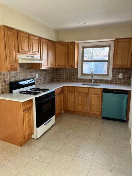 Building Photo - 0-02 2 St