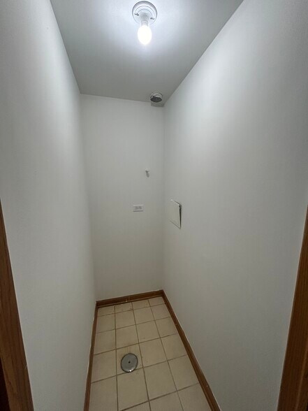 Building Photo - 5642 S Prairie Ave