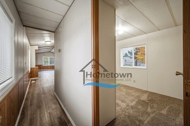 Building Photo - 2 Bedroom 1 Bath Home with Off-Street Park...