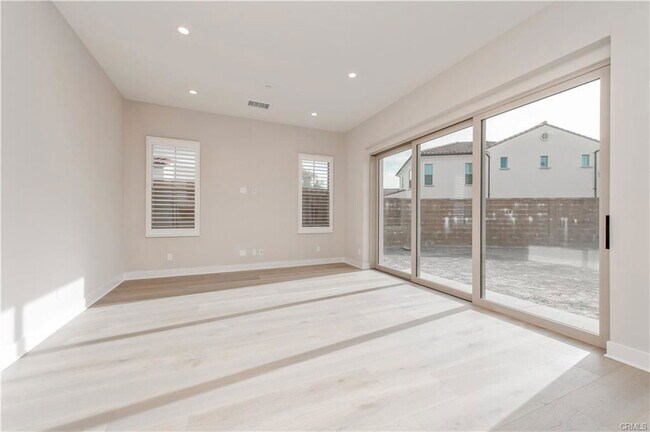 Building Photo - 128 Rimstone