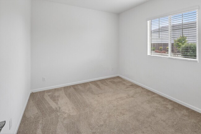 Building Photo - Gorgeous West Roseville Solar Home