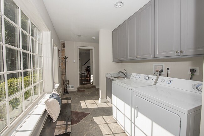 Building Photo - Luxury 4 Bed / 2.5 Bath Home - Great Wayne Location