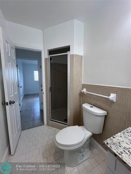 Building Photo - 2550 NE 51st St