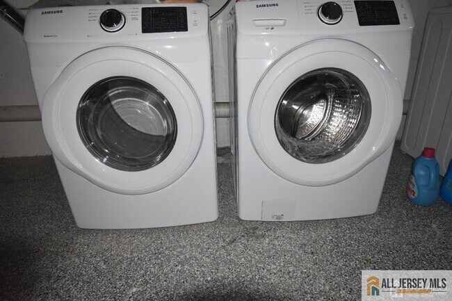 Building Photo - 1 Lee Ave