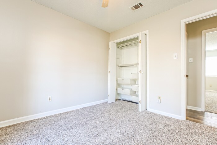 Building Photo - 14806 White Oaks Ln