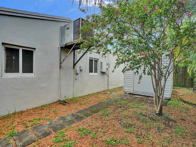 Building Photo - 601 NE 59th Ct
