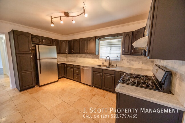 Building Photo - 723 W Cactus Wren Dr