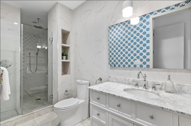 Building Photo - Beautiful 2 bed 2 bath plus den- Parking!!...