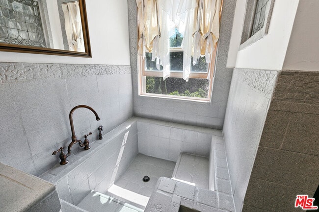 Building Photo - 2851 Seabreeze Dr