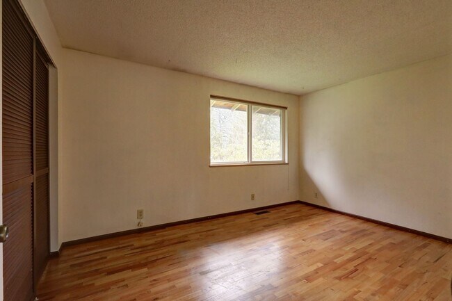 Building Photo - Bright spacious 4-bedroom 2.5 bath home in Bellevue