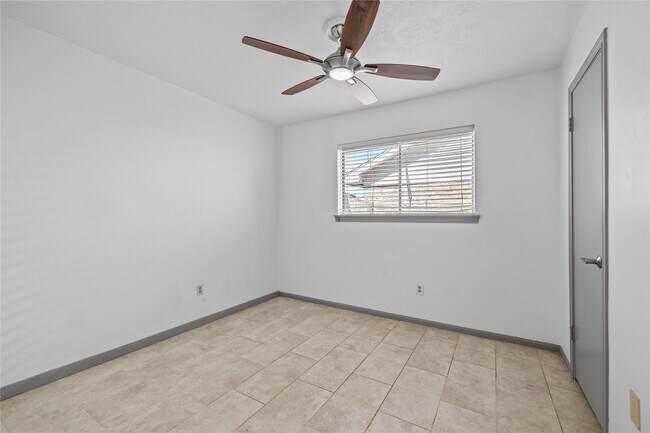 Building Photo - 13834 Oakwood Ln