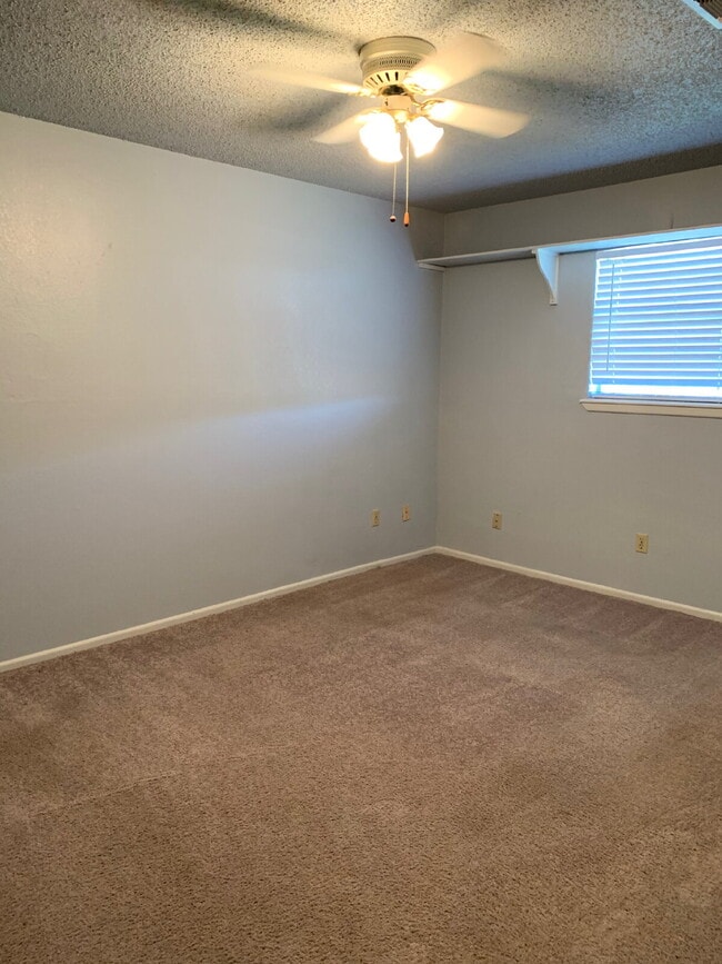 Building Photo - Cute 2 Bedroom