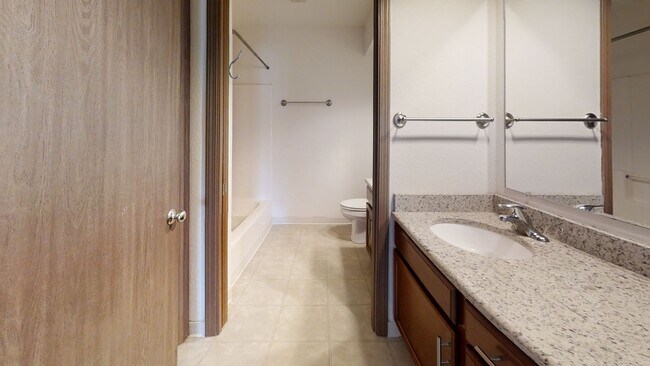 Building Photo - RENT SPECIAL - 1 Bedroom 1 Bathroom Upper Condo Style Apartment Available