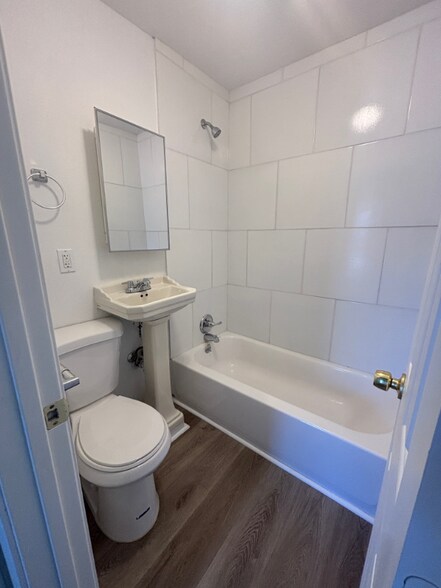 Building Photo - 1525 E Sunnyside Dr