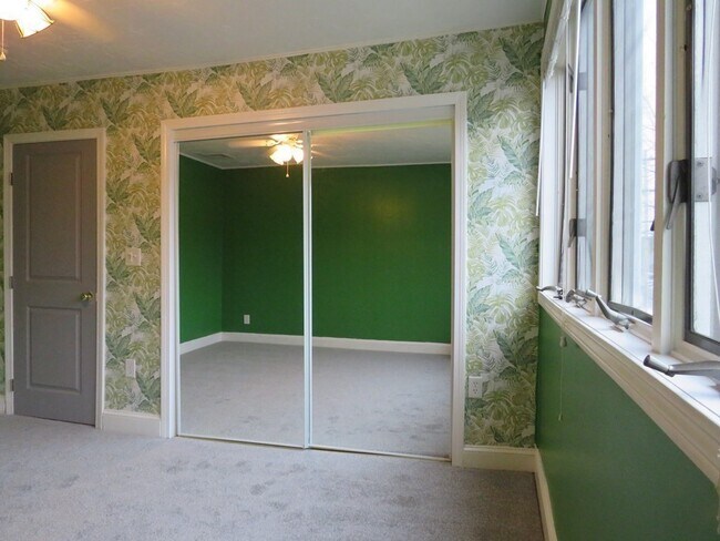 Building Photo - 715 Main St