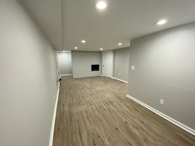 Building Photo - Remodeled 3 bed 2 bath