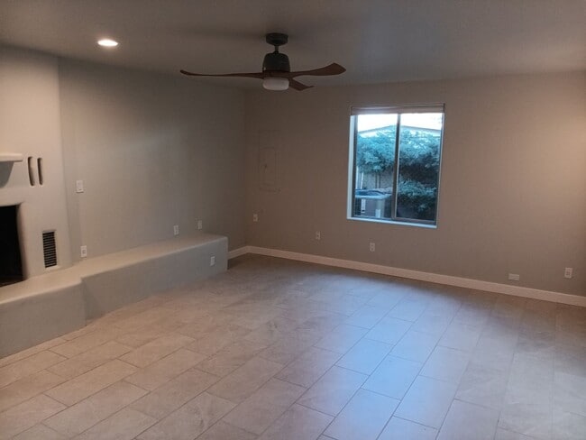 Building Photo - Stunning 4-bedroom 3-bathroom home in Santa Fe! Showings available NOW!