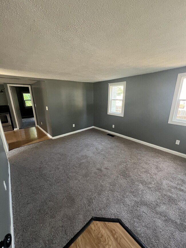 Building Photo - 607 Samantha Ave