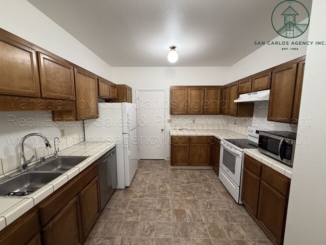 Building Photo - Refreshed Two Bedroom Pacific Grove Townhome in Gated Community