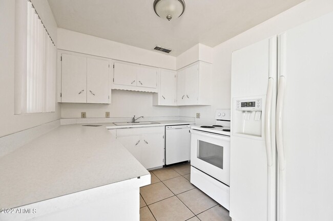 Kitchen showing all appliances - 6212 N 12th Pl