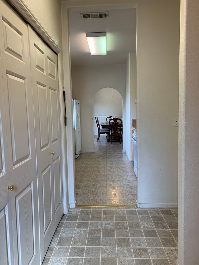 Building Photo - Spacious 2 Story 4 BR 2.5 BA Available Now