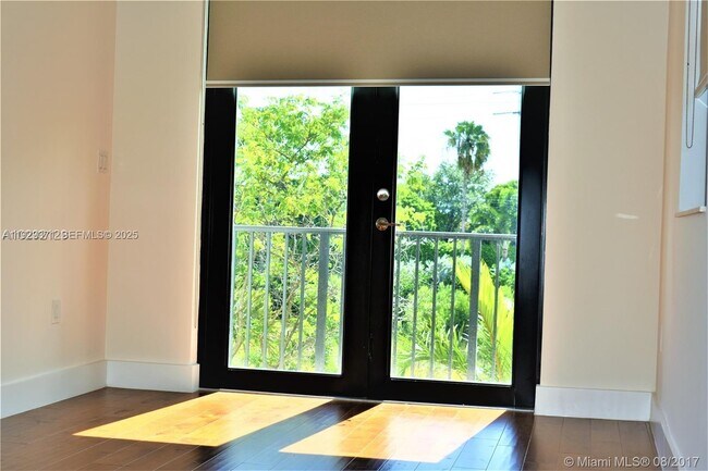 Building Photo - 6930 NW 106th Ave