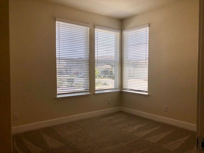 Building Photo - Beautiful 3-Bedroom Home in Russell Ranch ...
