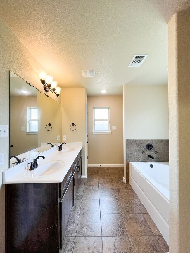 Building Photo - Available 7/11/2025 Beautiful 1 story, 5 b...