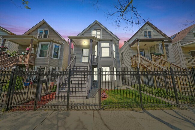 Building Photo - 3324 W Warner Ave