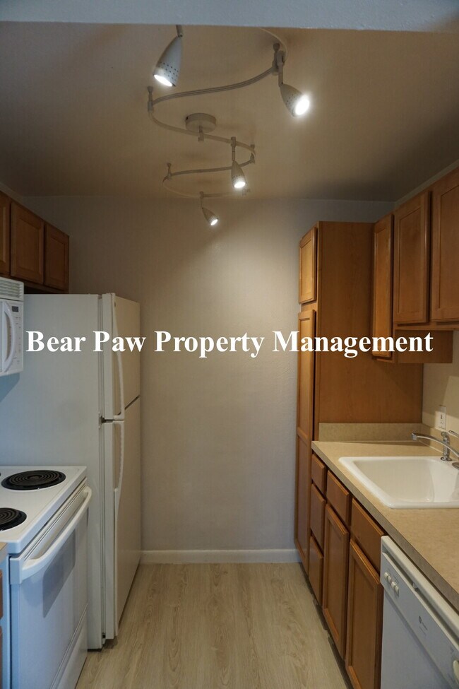 Building Photo - "Penthouse" condo in Evergreen!!