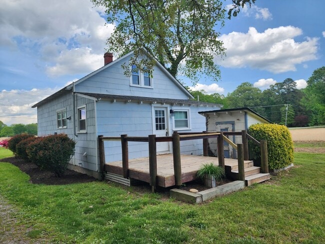 Building Photo - Cute Renovated 2 Bedroom Home with Huge Garage on large lot!