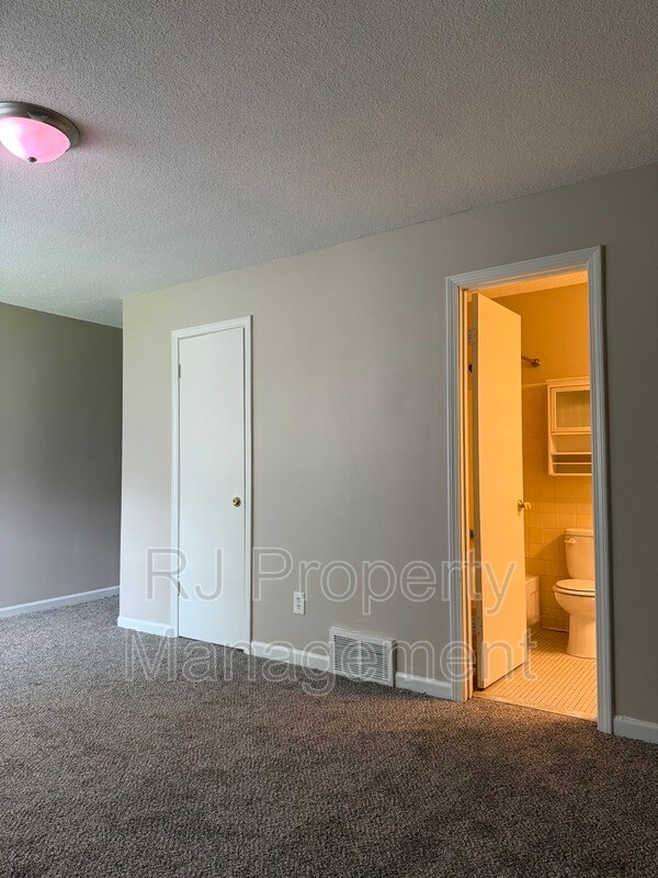 Building Photo - 3400 Lord Dunmore Cove