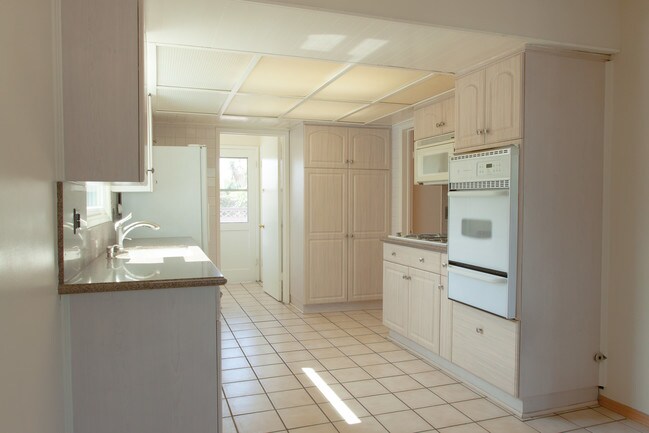 Building Photo - 8823 E Greenwood Ave