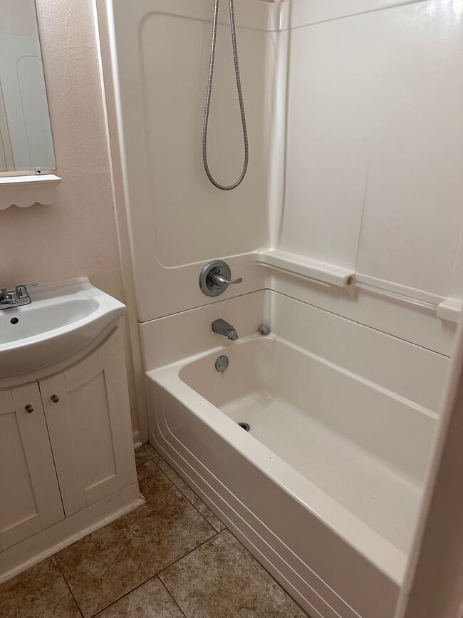 Building Photo - 3 Bedroom/ 1 1/2 Bath House - GREAT LOCATION