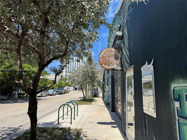 Building Photo - 604 SW 5th Ave