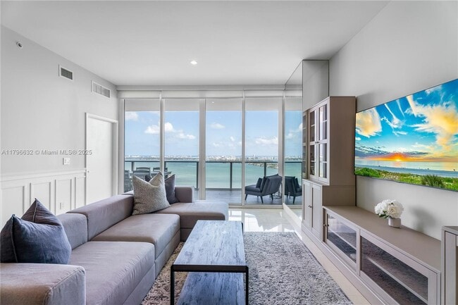 Building Photo - 2020 N Bayshore Dr