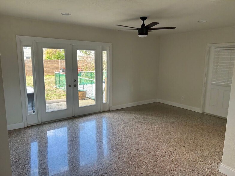 Building Photo - 735 42nd Ave NE