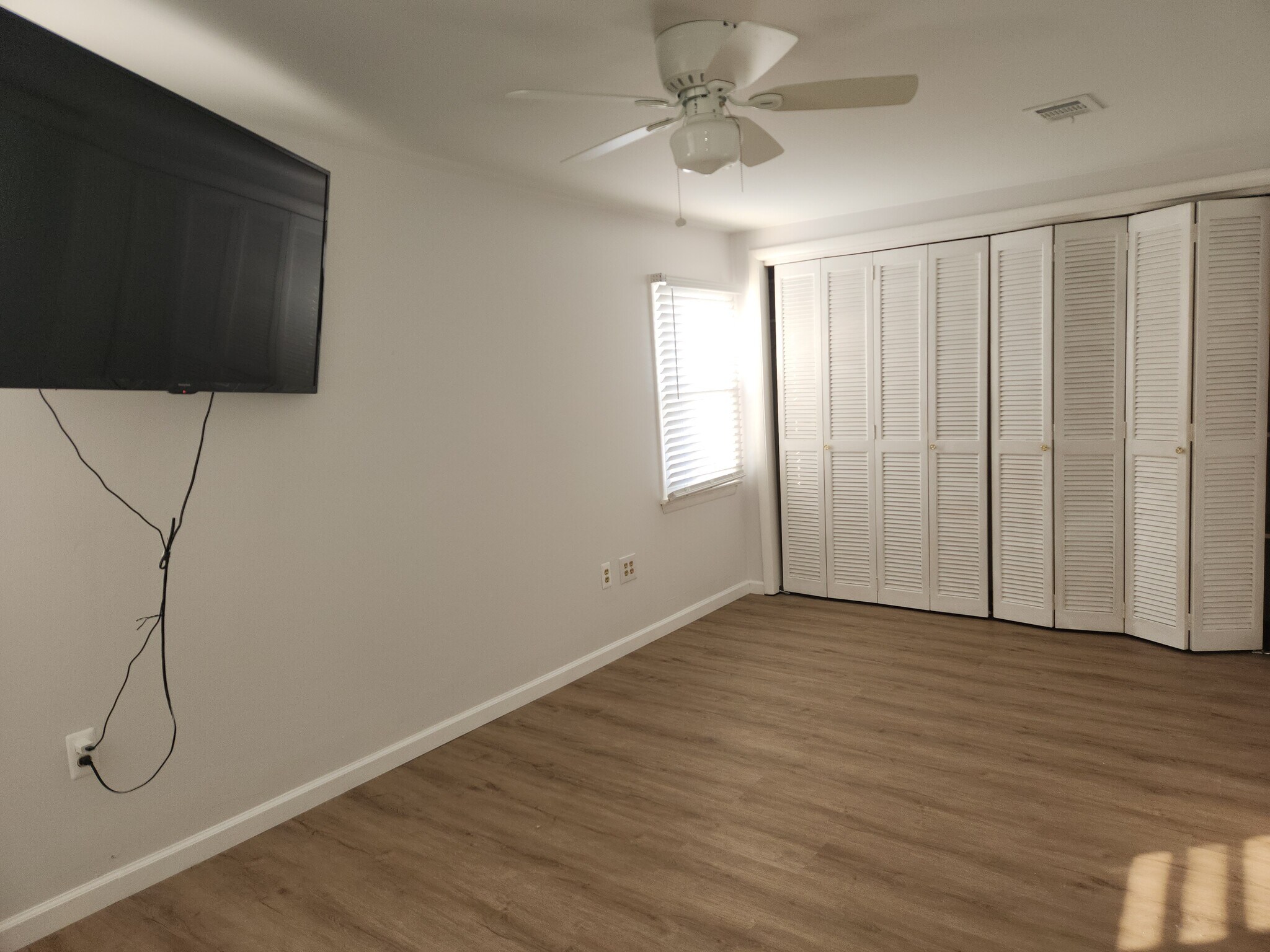 Building Photo - 1204 Lossing Ave