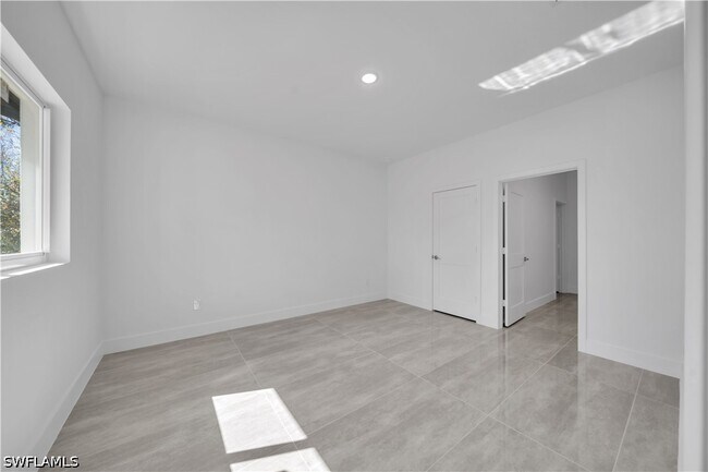 Building Photo - 1142 Dutchess St E