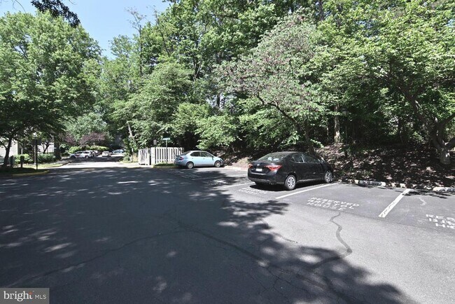 Building Photo - 2220 Springwood Dr