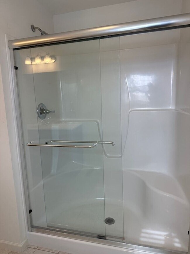 Building Photo - 7867 Oakbrook Dr