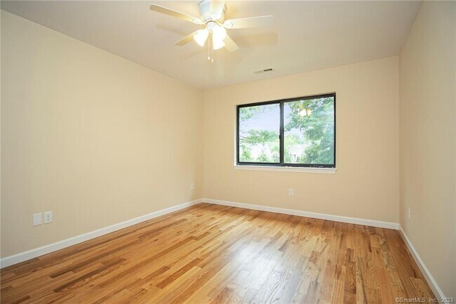 Building Photo - 685 Success Ave