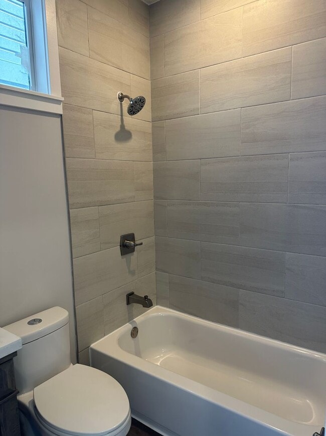 Building Photo - Gorgeous updated 2 bedroom available now!