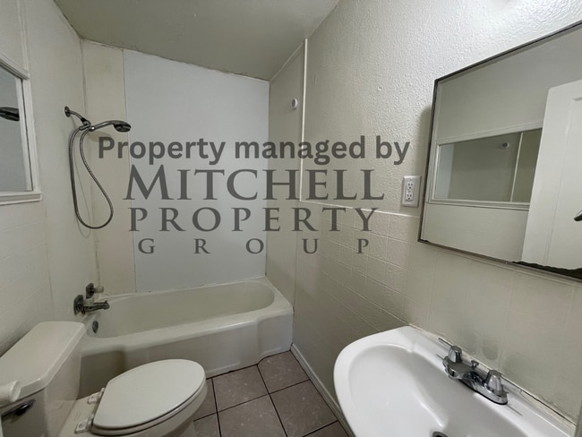 Building Photo - Wolflin~ 2 bedroom 1 bath!