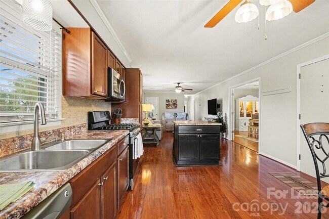 Building Photo - 113 Suncrest Rd