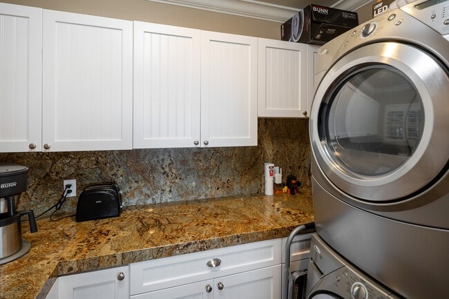 Building Photo - 1170 Kaumailuna Pl